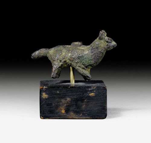 SMALL BRONZE FIGURE,Roman, probably France, 3rd/4th century. Standing cat. Mounted on a wooden base. L figure 4 cm. Provenance: former Raoul Heilbronner (1847-1941) collection, Paris.