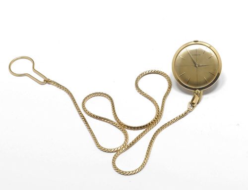 POCKET WATCH WITH CHAIN, CORUM, 1970s. Yellow gold 750, 62g. Flat case No. 89101610. Gold-coloured, engine-turned dial with applied indices and gold-coloured hands, signed Corum. Movement 25260, Cal. AV4200. Matching, long foxtail chain with button clasp, L 55 cm. D 37 mm. With case.