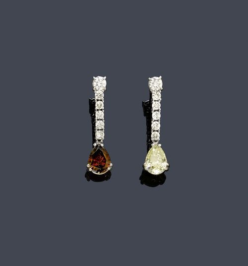 FANCY DIAMOND EAR PENDANTS. White gold 750. Classic-elegant ear pendants with studs, one is set with 1 drop-shaped Fancy Yellow diamond of 2.02 ct, and one is set with 1 Fancy Brown diamond of 1.49 ct, each flexibly mounted below a line of 6 brilliant-cut diamonds weighing ca. 1.30 ct in total. L ca. 3 cm. With GIA Report Nos. 1128858386 and 7121858384, respectively, January 2012.