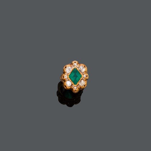 EMERALD DIAMOND GOLD RING, ca. 1940. Yellow gold. Designed as a flower, set with an emerald of ca. 4.10 ct and circular-cut diamonds, totalling ca. 1.50 ct. Ring shoulders set with small diamonds, 2 missing. Size ca. 53.