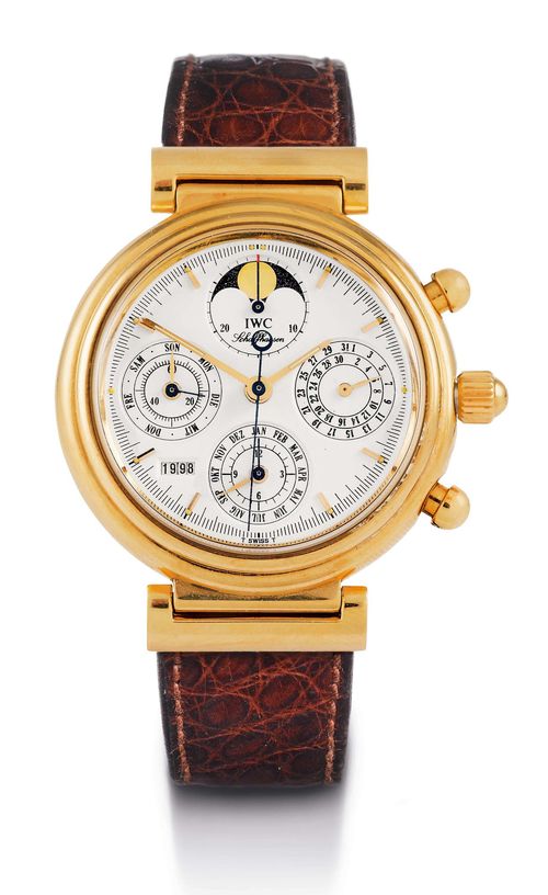 IWC DA VINCI CHRONOGRAPH WITH PERPETUAL CALENDAR, 1990s. Yellow gold 750. Ref. 3750, round, stepped and polished case No. 2662625 with movable lugs, Plexiglas. Screw-down crown, 2 chronograph pushers. White dial with applied, gold-plated hands and indices. Perpetual calendar with moon phase at 12h, date at 3h, day at 9h, month at 6h, year window at 8h. Chronograph with minute counter at 12h, hour counter at 6h, small second at 9h, central chronograph hand. Automatic movement with 36 rubies, Cal. 79061. D 39 mm. With case and blank papers.