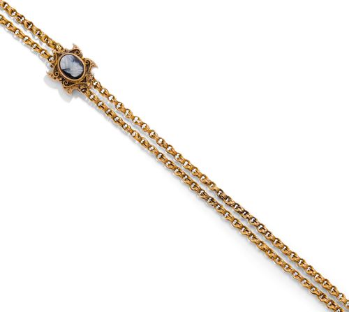 AGATE AND GOLD WATCH CHAIN, ca. 1900. Pink gold 585, 41g. Decorative, double anchor chain with swivel clasp, the slider set with 1 applied agate in black/white with the portrait of a lady, and additionally decorated with beaded gold wire. L ca. 160 cm.