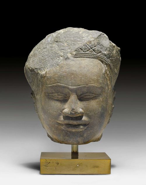 A FINE GREY SANDSTONE HEAD OF A MALE DEITY. Khmer, Bakheng style, 10th c. Height 20 cm. Damaged.