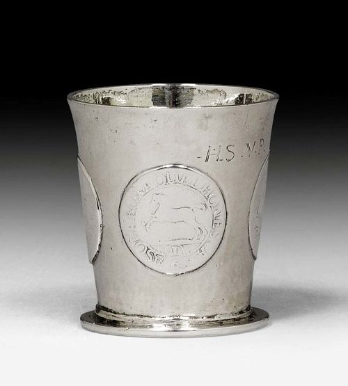 SMALL BEAKER WITH COINS, probably Danzig 18th century. With maker's mark. H 5 cm. 51 g.