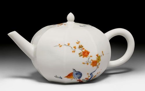 TEAPOT DECORATED WITH QUAILS FROM THE JAPANESE PALACE.