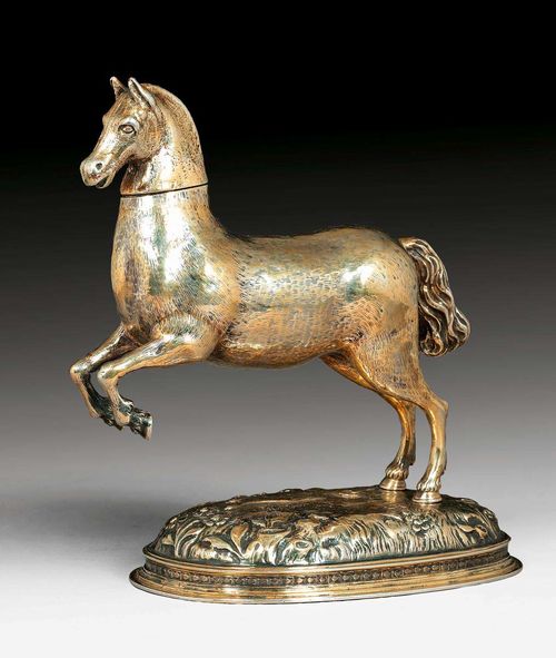 VERMEIL DRINKING VESSEL IN THE FORM OF A HORSE. Probably Germany, 17th century.No mark. Chased and embossed on all sides. H 16.5 cm. 360 g.