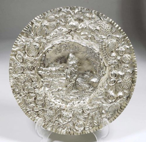 DISPLAY PLATE. Augsburg, 2nd half of the 17th century.Johann Schuck. Chased and embossed on all sides. D 36 cm. 500 g.