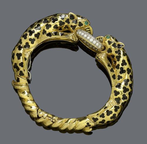 ENAMEL, DIAMAND AND EMERALD BRACELET, WEBB. Yellow gold 750 and platinum, 126g. Very fancy bracelet, the top designed of two leopards decorated with black enamel, holding a diamond-set platinum ring. Slight signs of wear. 2 small emerald cabochons for the eyes. Total weight of the 42 brilliant-cut diamonds ca. 1.50 ct. Integrated clasp and 2 hinges. Signed Webb. Ca. 7 x 5.5 cm. David Webb, New York.