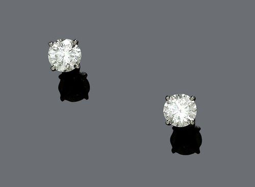 BRILLIANT-CUT DIAMOND EARRINGS. White gold 750. Elegant solitaire earrings, each with 1 brilliant-cut diamond weighing ca. 2.05 ct, ca. F-G/SI, in a classic 4-prong setting.