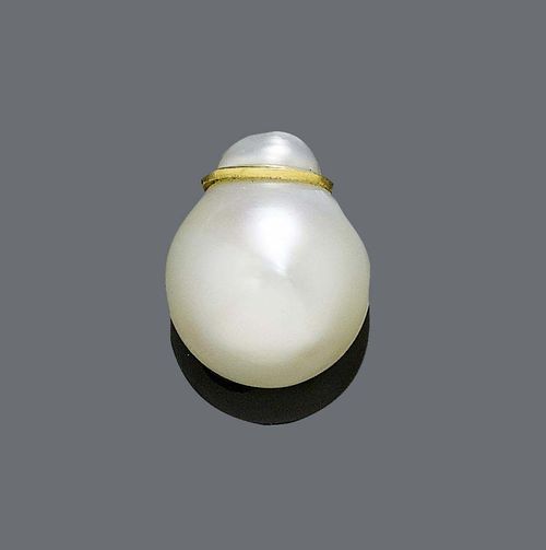 NATURAL PEARL PENDANT, ca. 1920. Yellow gold. Plain pendant of 1 white, natural, round drop-shaped pearl with a knob, of ca. 17 mm Ø and fine lustre. Ring with eyelet around the knob.