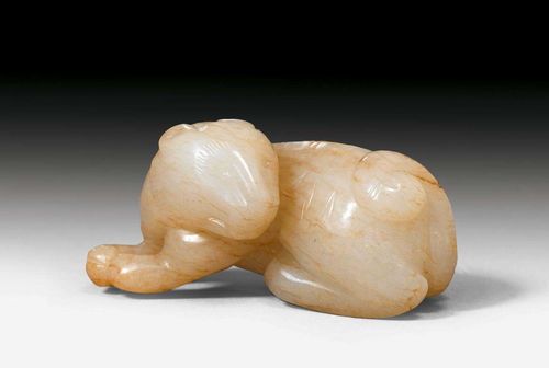 A WHITE JADE TIGER WITH BROWN INCLUSIONS. China, Ming dynasty, L 6.6 cm.