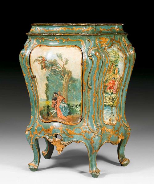 SMALL PAINTED HALF-HEIGHT CABINET, late Louis XV, Venice, 19th century. Shaped and polychrome painted wood. "En faux marbre" painted top. Bronze knob. 70x40x86 cm.
