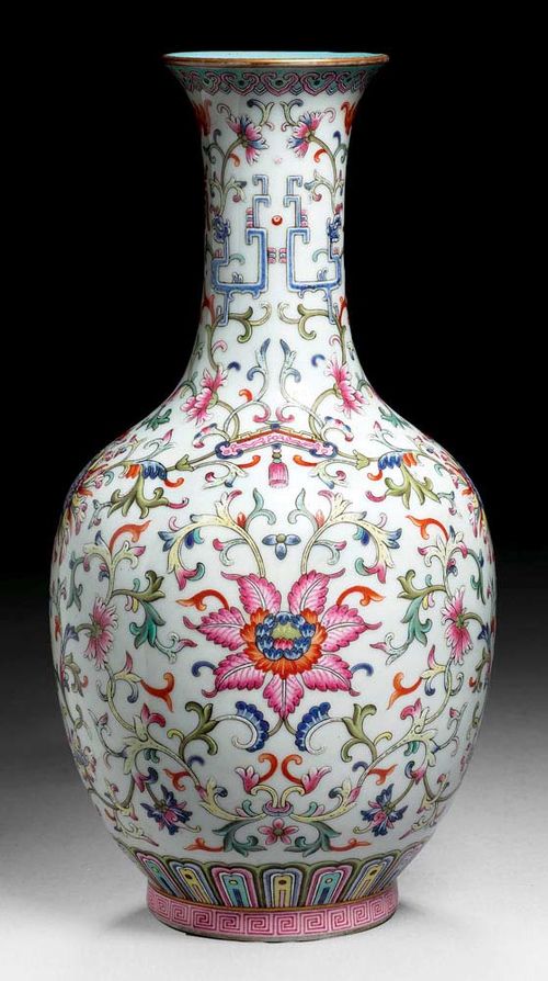 VASE.China, Jiaqing-Mark, H 30.5 cm. Famille Rose decoration, the interior and base with turquoise glaze. Iron red six-sign mark Jiaqing.