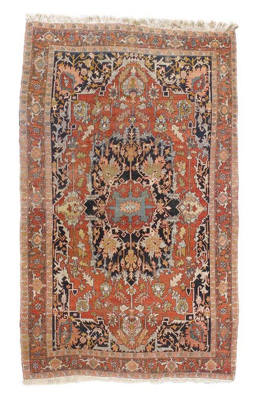 HERIZ SERAPI antique. Attractive item with very fine knotting, red ground with a black central medallion, geometrically patterned with stylized plant motifs, red border, good condition, 285x175 cm.