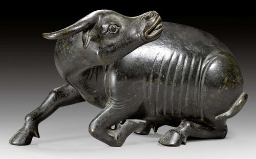 A FINE BRONZE FIGURE OF A RECUMBENT OX. China, Song dynasty, length 27 cm.