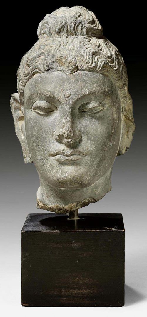 AN EXCELLENT GREY SCHIST HEAD OF BUDDHA. Gandhara, 2nd/3rd c. Height 19 cm.
