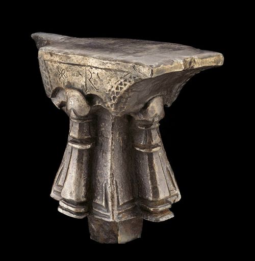 AN ANVIL, Spain, 17th c. Wrought iron with incised R and decorated with frieze and stylized flower. Rectangular work surface with small horn at one end. In the shape of a prism with 8 moulded ribs and jutting piers. 29x18x19 cm.