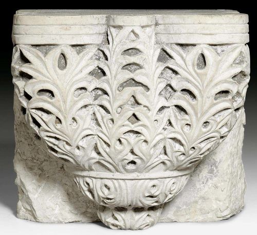 FRAGMENT OF A COLUMN CAPITAL,in the 12th/13th century Moorish style, Italy. White stone. Considerable signs of weathering. 28x26x28 cm.