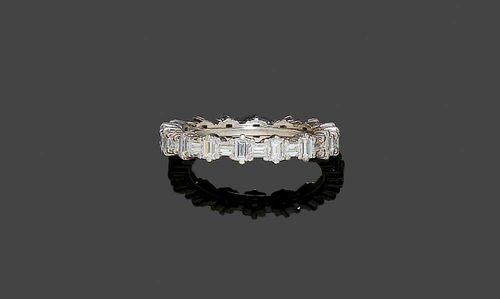 DIAMOND RING, ca. 1950. Platinum. Attractive wedding band model, set with 32 baguette-cut diamonds totalling ca. 1.90 ct. Size 53.