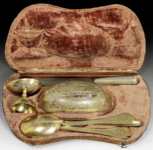 HUNTING TASTEVIN WITH TRAVEL CUTLERY. In leather case. Augsburg, circa 1700. Maker's marks Johann Friedrich Kaufmann and Hieronymus Schuch II. Comprising: drinking bowl engraved with a coastal landscape, marrow spoon, double egg cup, fork, knife, large spoon and small spoon. Marrow spoon, tea spoon and knife with Klagenfurt inspection marks from 1806-24. 24 x 10 cm. Wt.: 350 g. Literature: Rene and Friederike Felber. Tafelkultur and Jagd. Ill. page 54. Acquired: Sotheby's London 1999