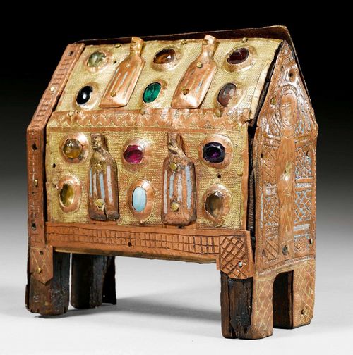SMALL RELIC CASKET,France, 12th century. Wooden core mounted with gilt copper. The sides with 2 engraved holy figures, probably John and Mary, the front with applications of 4 stylized busts of saints (probably by the 4 evangelists) among 12 cut glass stones (probably symbolizing the 12 apostles). Small door on the back. 13x6x14 cm. Repairs and replacements.