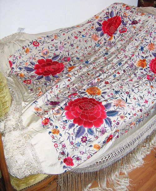 CHINA SILK EMBROIDERY old. White ground with colourful floral motifs, good condition, 160x150 cm.