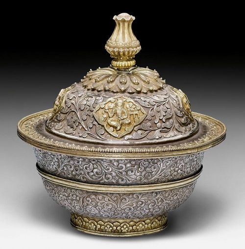 A FINE PARTLY GILT REPOUSSE CHASED SILVER BOWL WITH COVER. Tibet, 19th/20th c. Height 14 cm, diam. 14 cm.