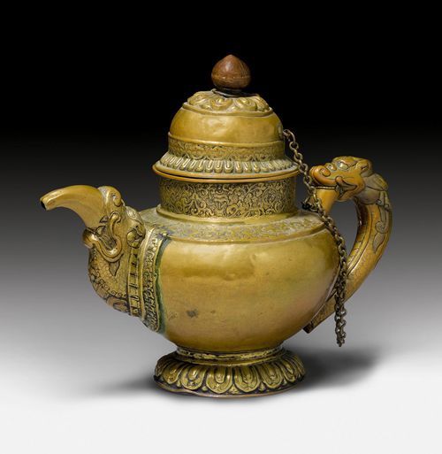 A LARGE BRASS TEAPOT WITH COPPER DETAILS. Tibet, early 20th c. Height 29.5  cm. Very slightly dented.