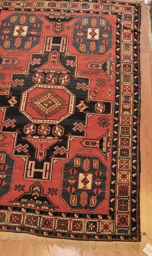 SHIRVAN old.Red central field with five blue medallions, the entire carpet is geometrically patterned, white border, good condition, 145x205 cm.