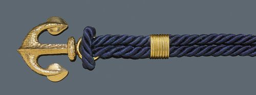 GOLD AND SILK CORD BRACELET, VAN CLEEF & ARPELS. Yellow gold 750. Casual, decorative bracelet of blue silk cord. The clasp consists of a gold anchor. Signed VCA No. 125486. L ca. 17 cm.