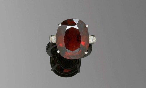 SPINEL AND BRILLIANT-CUT DIAMOND RING. White gold 750 Classic, sober model, the top set with 1 oval, dark-red Burma spinel of 16.52 ct, unheated, the shoulders additionally decorated with 10 brilliant-cut diamonds totalling ca.0.50 ct. Size ca. 53. With Stalwart Report No. 114766, April 2007.