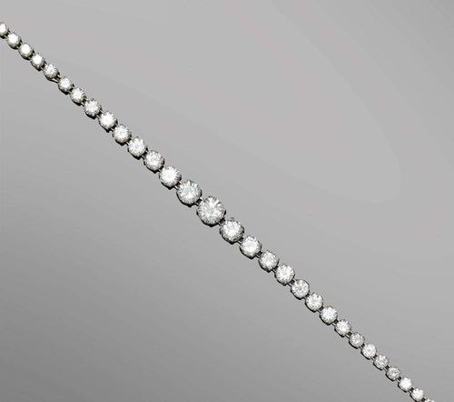 BRILLIANT-CUT DIAMOND NECKLACE. White gold 585. Classic Rivière necklace set with 95 brilliant-cut diamonds graduated from 3 to 7.21 mm Ø totalling ca. 16.00 ct, the brilliant-cut diamond in the middle ca. 1.35 ct ca. H/VVS2, the others ca. H/IF-VS2. L 42 cm.