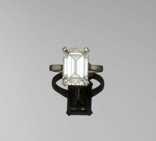DIAMOND RING, ca. 1950. Platinum 950. Classic elegant solitaire ring, set with 1 octagonal diamond of ca. 6.40 ct, ca. K-L/SI1. Size 53. With Gemlab Report No. 1724/08, April 2008.
