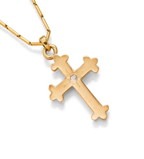 GOLD AND DIAMOND PENDANT, WITH CHAIN. Yellow gold 585, necklace 750, 83g. Decorative, solid cross pendant, the centre set with 1 old European-cut diamond weighing ca. 0.60 ct, mounted on a casual bar chain with a swivel clasp. L ca. 62 cm.