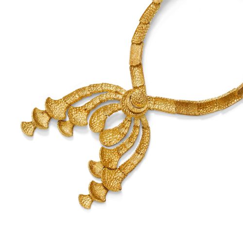 GOLD NECKLACE, ZOLOTAS, Athens, ca. 1970. Yellow gold ca. 730, 125g. Fancy, organically designed necklace of different, textured platelets. The central part set with 1 circle motif and 6 gingko leaf motifs. L ca. 40 cm. With original case.
