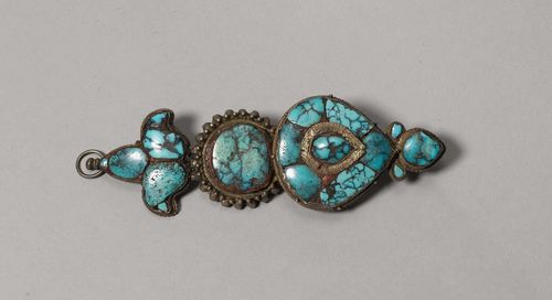 EAR ORNAMENT OF SILVER WITH TURQUOISES.Tibet, L 12 cm. Min. rest.