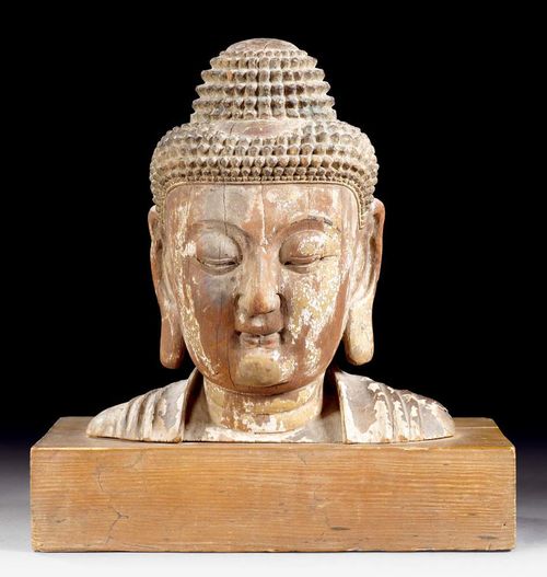 BUDDHA HEAD.China, Ming Dynasty, H 21 cm. Wood with traces of lacquer and gilding. Finely-worked modelling, meditative expression. Acquired from a European collection in 1940.