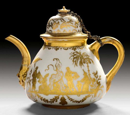 TEAPOT WITH LID, Meissen circa 1720. Painting by the workshop of Abraham Seuter. H 13cm. Gilding slightly rubbed, gilt metal upper part of spout.