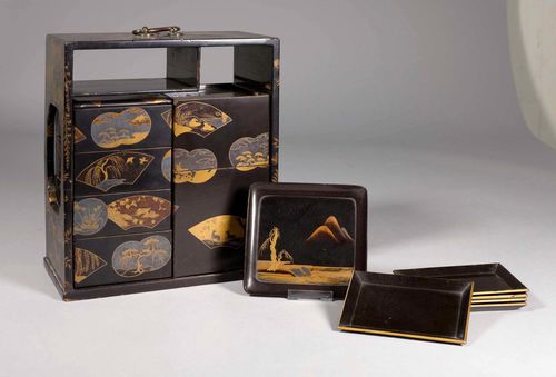 PICNIC BOX (SAGE JÛBAKO) WITH GOLD LACQUER DECORATION.Japan, 19th c. H 31 cm. Rectangular frame with small bronze handles, within are two stacking boxes for food and sake. Scattered lacquer decoration of fan-shaped cartouches and plants. Light damage.