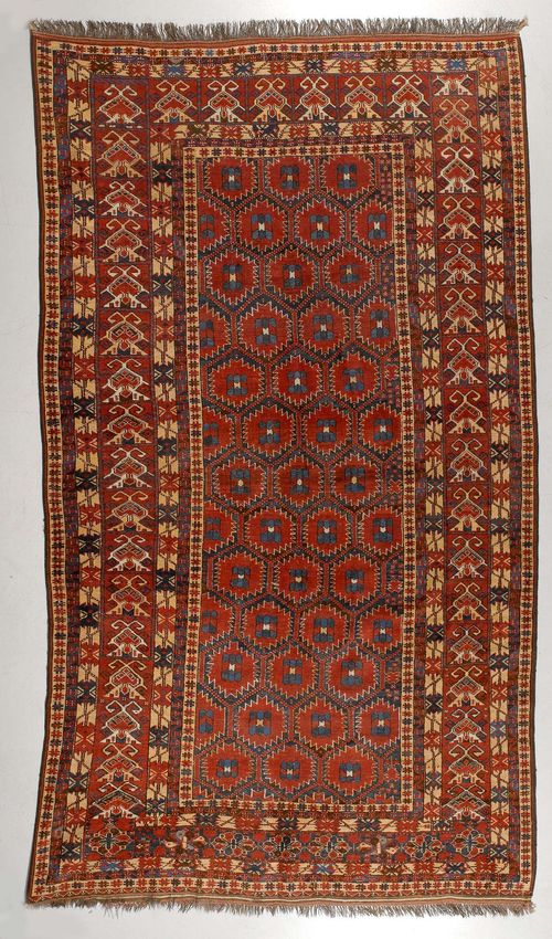 BESHIR antique.Honeycomb patterned central field in red and green, wide border, signs of wear, 184x325 cm.