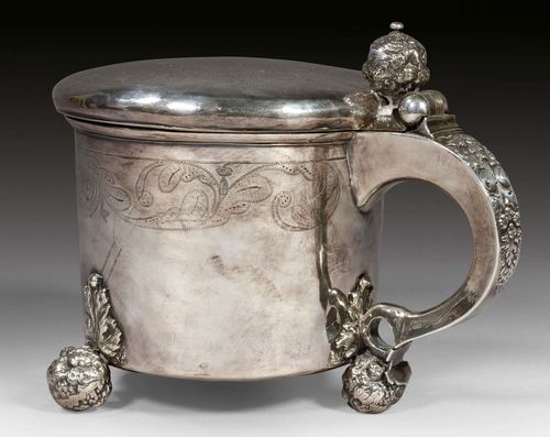 TANKARD WITH LID. Sweden/Lulea, dated 1707.Maker's mark Bergmann. Lid slightly domed with engraved flower and inscription. H: 13 cm. Wt.: 780 g.