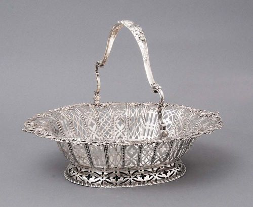 BASKET WITH HANDLE. London, 2nd half of 18th century.Maker's mark William Plummer. Movable bowed handle. 36.5 X 30 cm. 1070 g.
