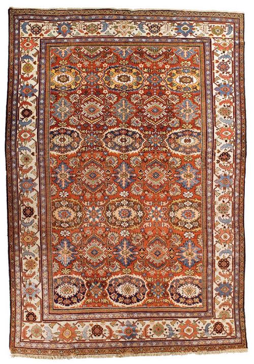 MAHAL Sultanabad, antique.Red central field with flower-shaped medallions. White border with stylised flowers. Good condition, 380x260 cm.