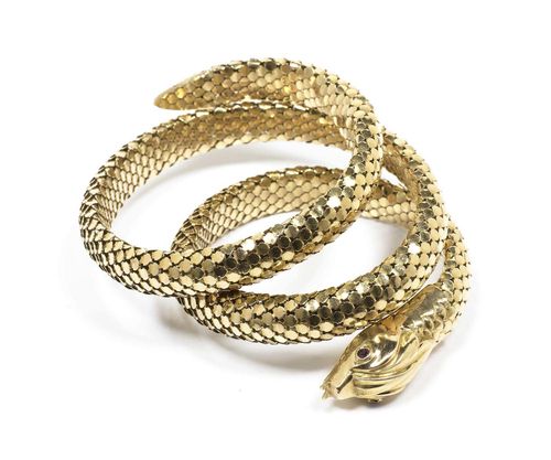 GOLD BRACELET, ca. 1940. Yellow gold 750, 53g. Very decorative bracelet designed as a flexibly worked, writhing snake with a scaly body. Head in relief with 2 small ruby cabochons as eyes.