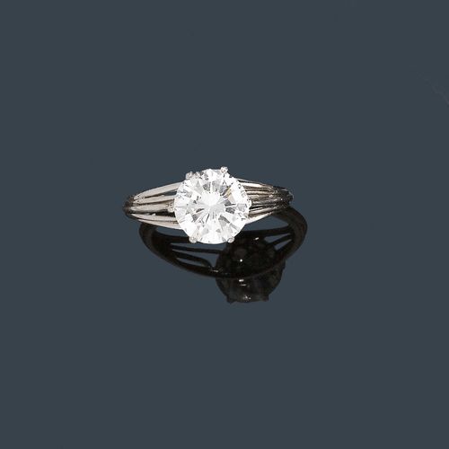 DIAMOND RING, ca. 1950. White gold 750. Classic solitaire model, the top set with a brilliant-cut diamond weighing 2.62 ct, F / VVS2, in a decorative 6-prong setting. Size ca. 55.5. With copy of DPL expertise No. UB846, 2008 and expert opinion 2008.
