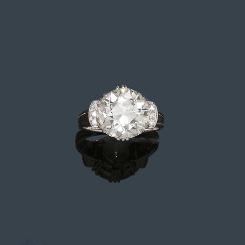 DIAMOND RING, ca. 1950. White gold 750. Classic solitaire model, the top set with a diamond of 7.14 ct, M/SI2*, chipping on the edge, in a six-prong setting, flanked by 6 small single-cut diamonds weighing ca. 0.10 ct. Size 60. With Gemlab Report No. 2333/09. * Potentially IF after recutting.