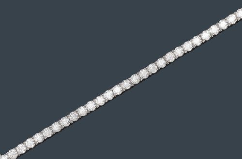 DIAMOND BRACELET. White gold 750. Very elegant, attractive Rivière model, set throughout with 43 brilliant-cut diamonds weighing ca. 11.10 ct, ca. H/VS, in classic 4-prong settings. L ca. 19 cm.