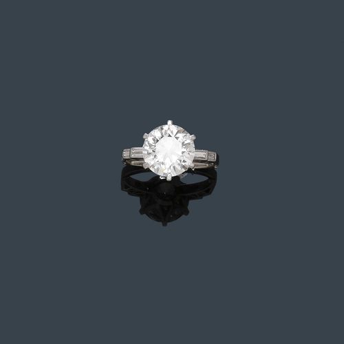 DIAMOND RING, ca. 1950. Platinum 950. Classic model, the top set with a brilliant-cut diamond weighing 3.17 ct, G/ VS2*, flanked by 4 navette-cut diamonds weighing ca. 0.10 ct. Slightly rectangular shank, size adjustment insert in white gold. Size ca. 46. With Gemlab Report No. 2320/09. * Potentially IF after recutting.