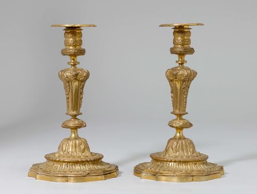 PAIR OF CANDLESTICKS,in the style of Louis XIV, France. Gilt bronze. Conical shaft with cylindrical nozzle and protruding drip plate. On a round foot. H 25.5 cm. Provenance: Gut Aabach, Risch am Zugersee.