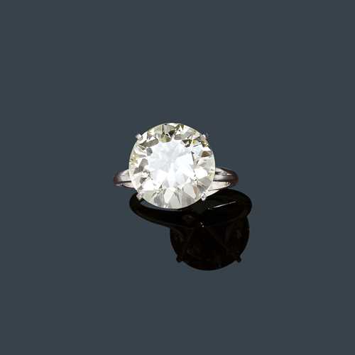 DIAMOND RING, ca. 1950. Platinum. Classic solitaire model, the top set with a brilliant-cut diamond of 12.53 ct, older cut, U/ SI1*, in a plain four-prong setting. Size 62. With Gemlab Report No. 2328. * Potentially IF after recutting.